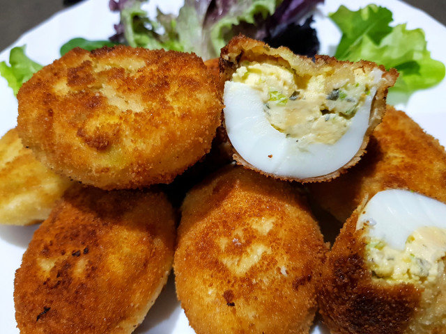 Панирани пълнени яйца